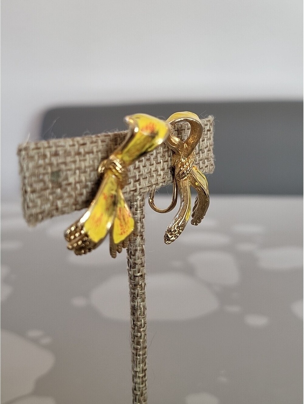 Vintage Gold Tone Yellow Scarf Enamel Ornate Clip-On Earrings Beautiful K46 - Picture 3 of 9